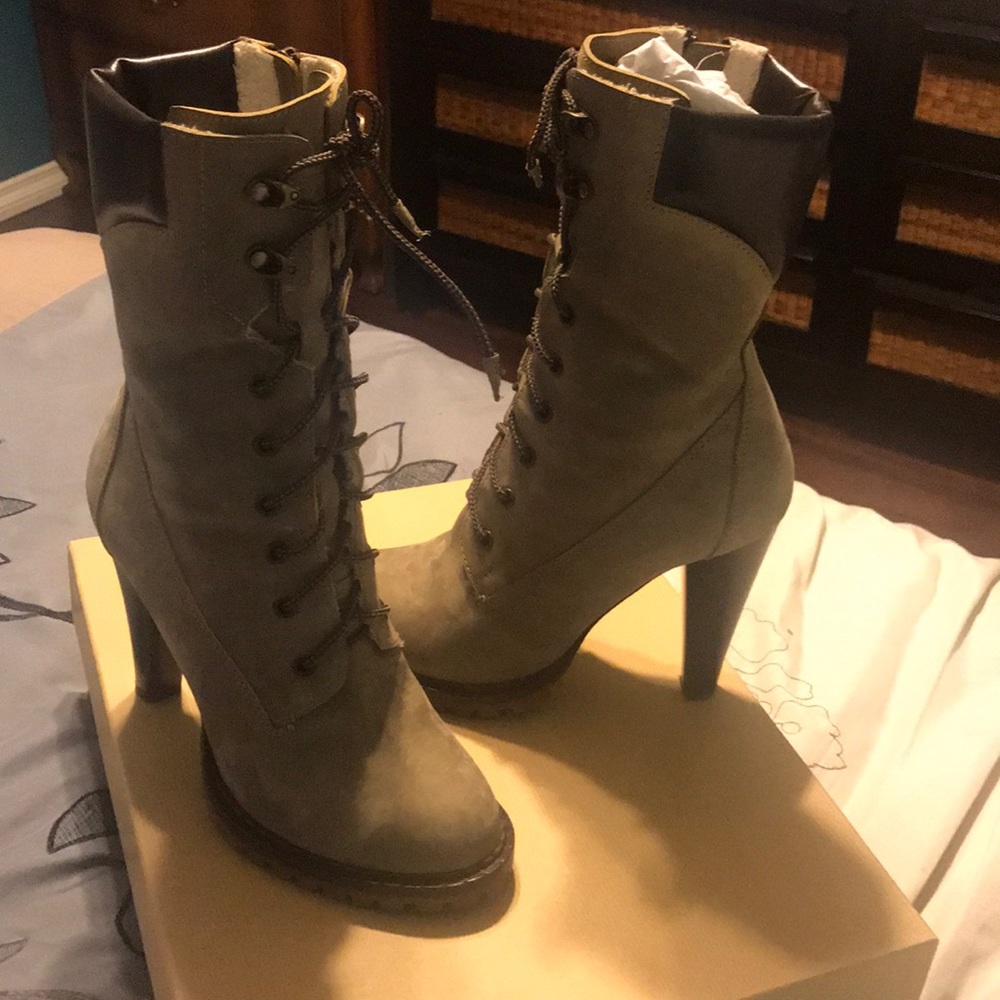 Tapeet Vicini laceup lugsole midcalf boot